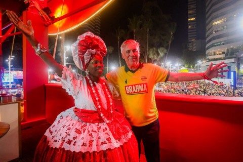 Carnaval de Salvador em clima de Copa: Brahma reúne Ancelotti e Léo Santana em encontro histórico no Circuito Barra-Ondina