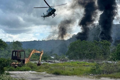 Atuação integrada entre SSP/SE e Ibama combate garimpo ilegal na Amazônia, com apreensão de ouro e destruição de aeronave