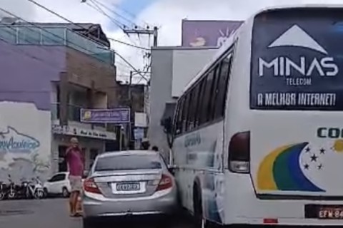 Colisão lateral envolvendo carro e ônibus é registrada em Lagarto